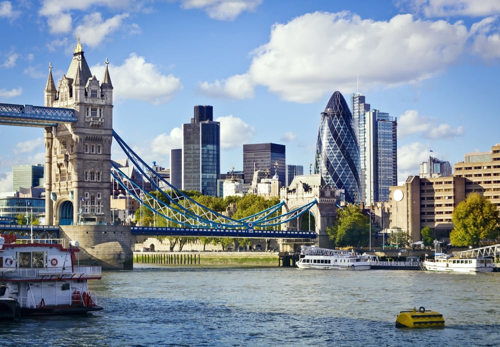 Tower Bridge i London - med finansdistriktet i baggrunden