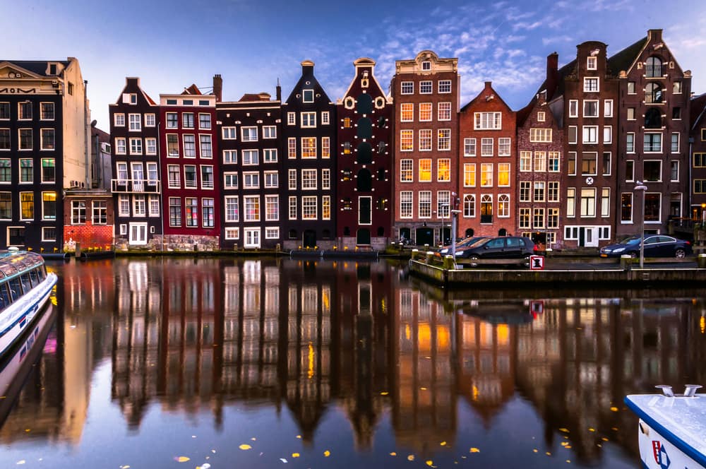 Kanal i Amsterdam i Holland