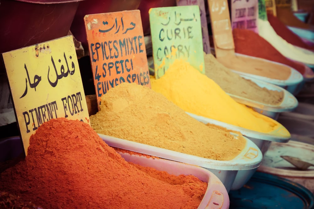 Krydderier på marked - Marrakech i Marokko