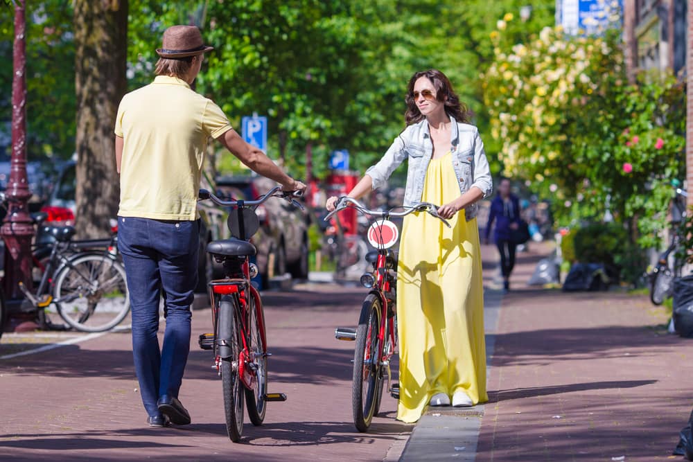 Ungt par på cykel - Amsterdam i Holland