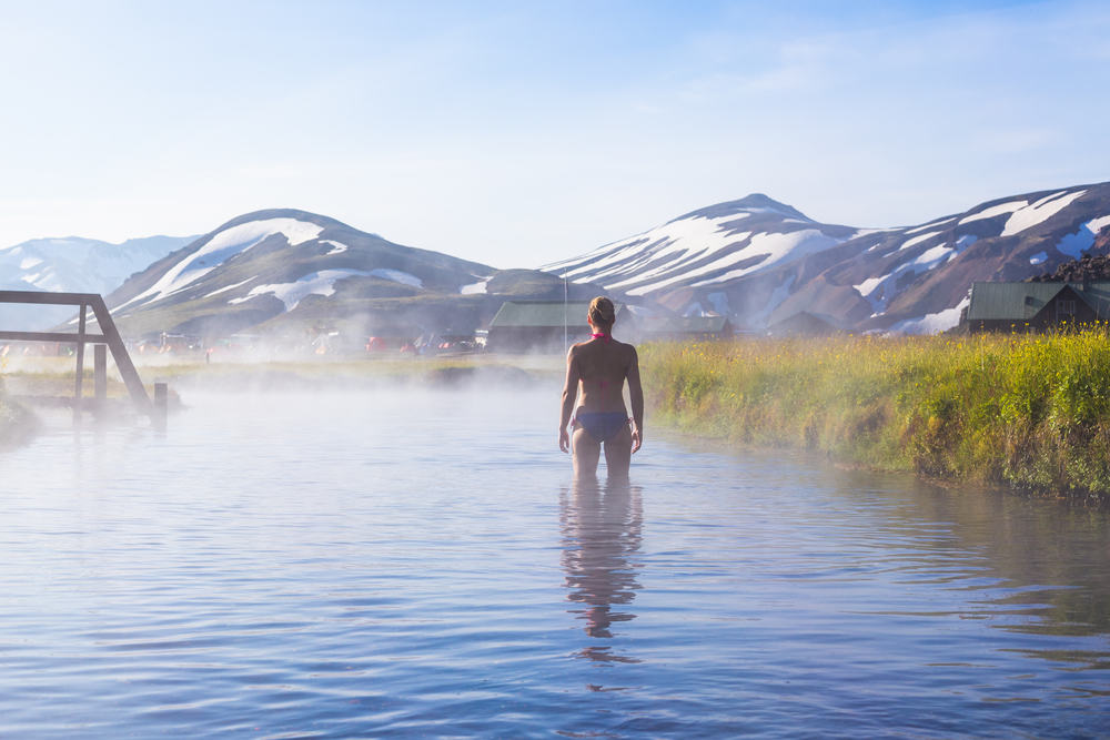 Afslapning i varm kilde på Island