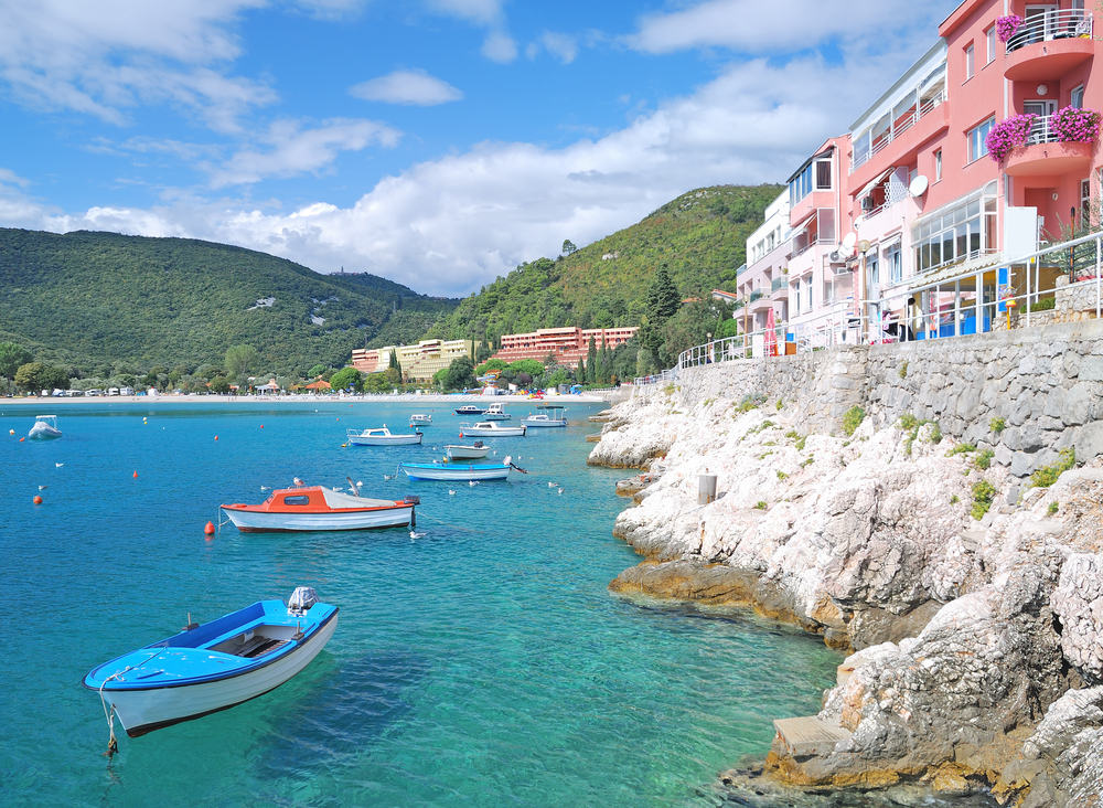 Promenaden i Rabac i Kroatien