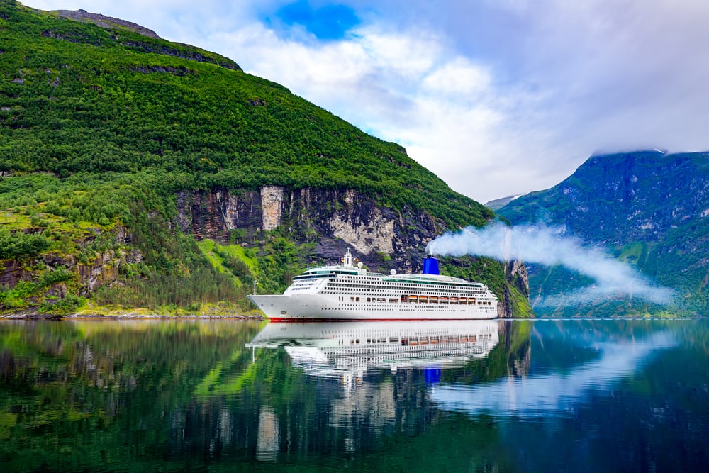 Cruise på på Geiranger fjord i Norge