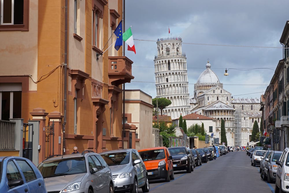 Gade i Pisa med Det Skæve Tårn i baggrunden