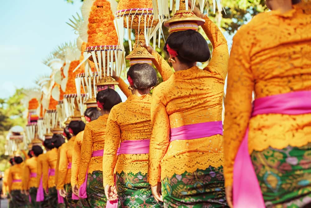 Kvinder i traditionelle klædedragter - Bali i Indonesien