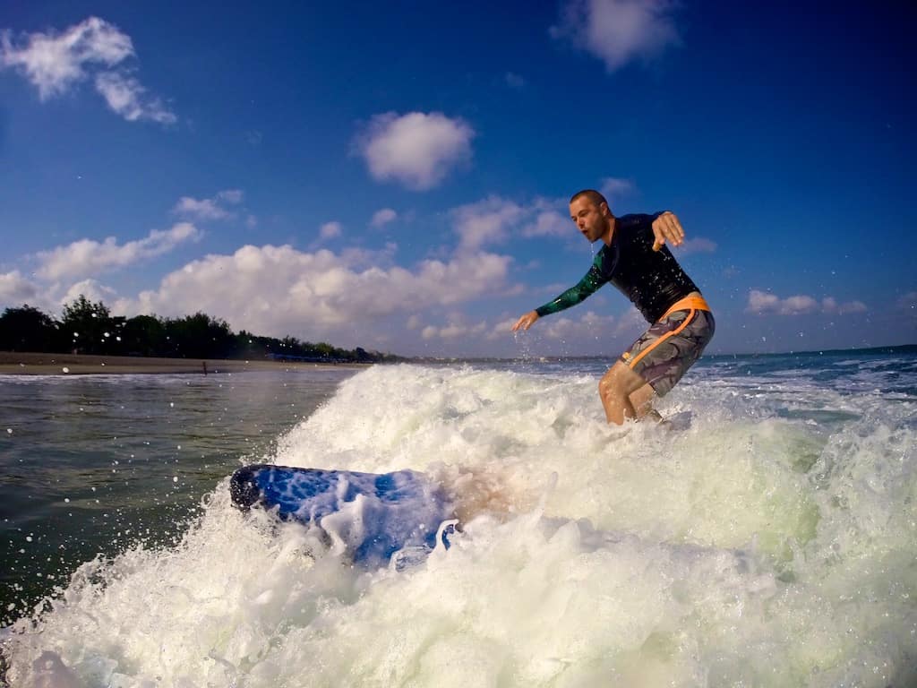 Martin surfer på Bali