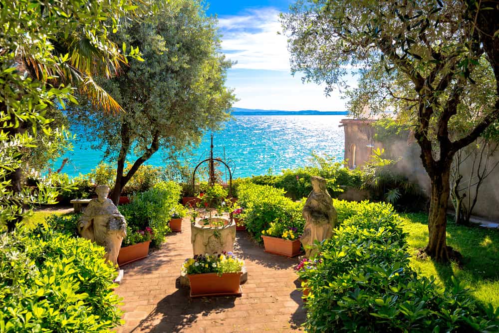 Udsigt over Gardasøen fra Sirmione i Veneto-regionen i Italien