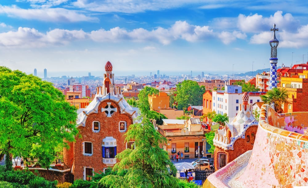 Udsigt over det smukke landemærke Park Güell i Barcelona på en dag med blå himmel
