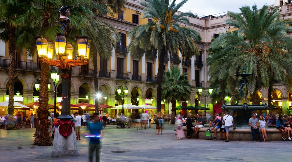 Nattelivet ved Placa Reial i Barcelona