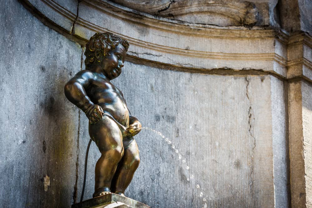 Den lille bronzestatue Manneken Pis i Bruxelles.