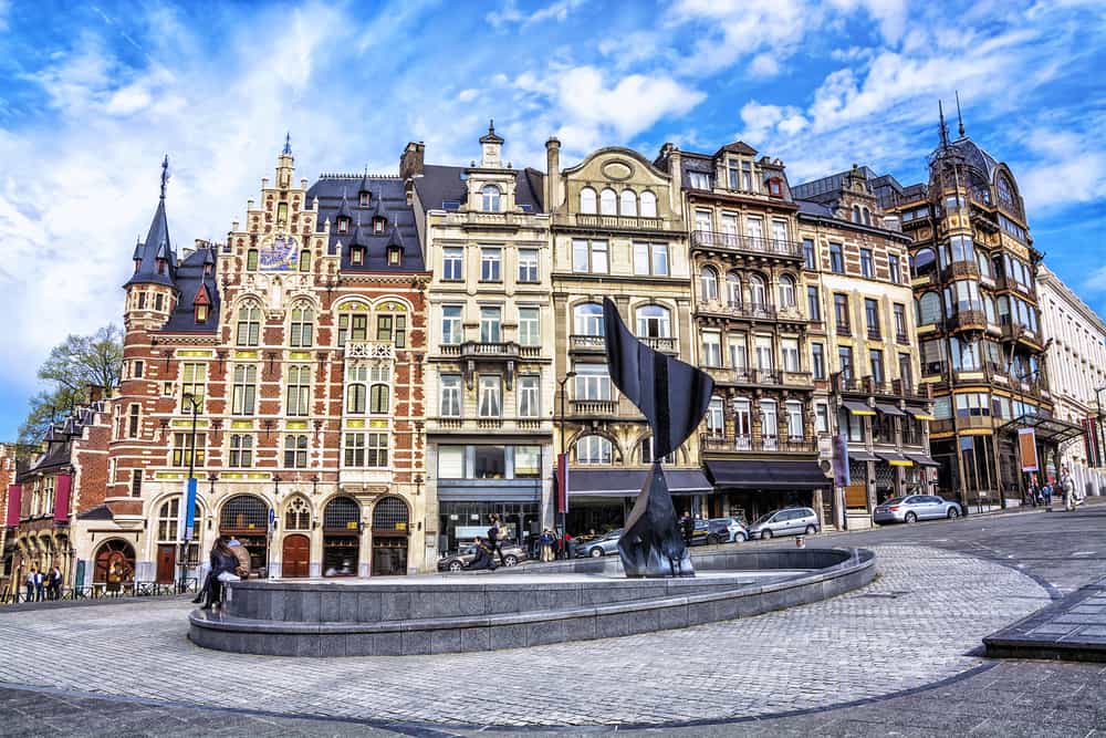 Torv i Bruxelles med gamle bygningsværker i baggrunden.