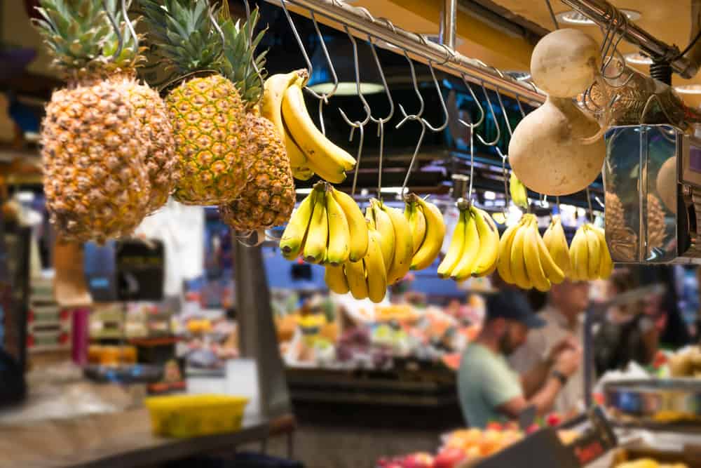Bananer og ananas i en butik i La Boqueria