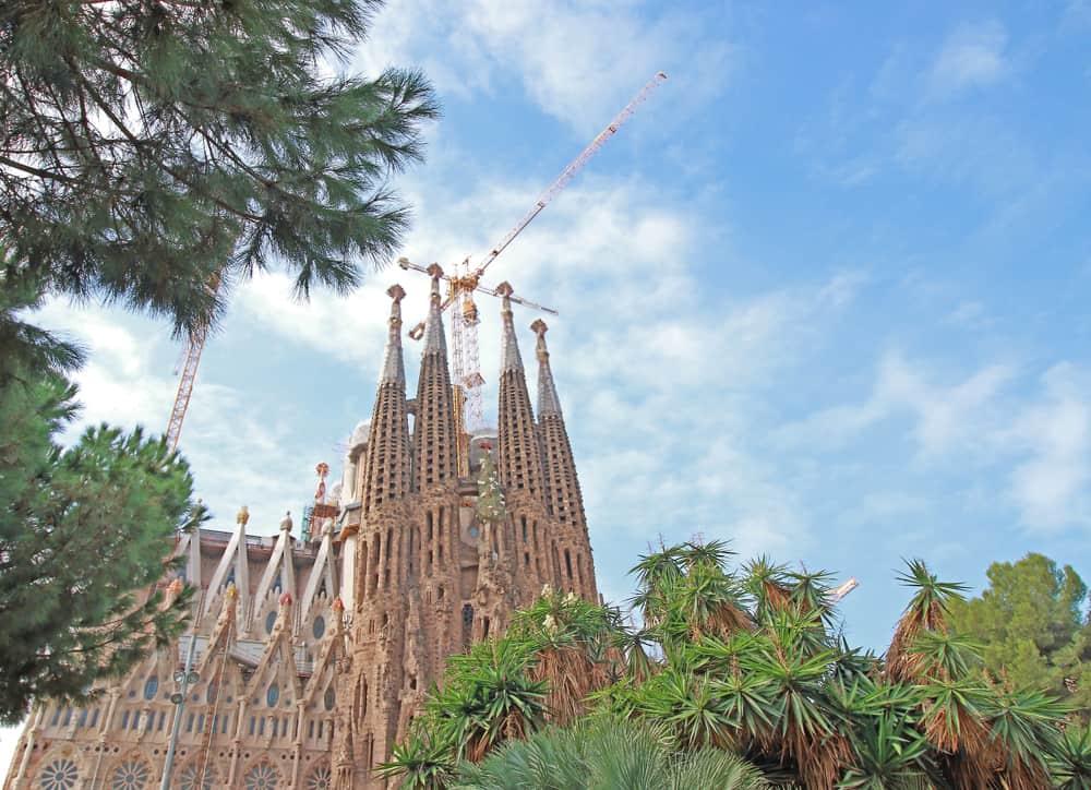Sagrada Familia med byggekran i gang med byggeriet