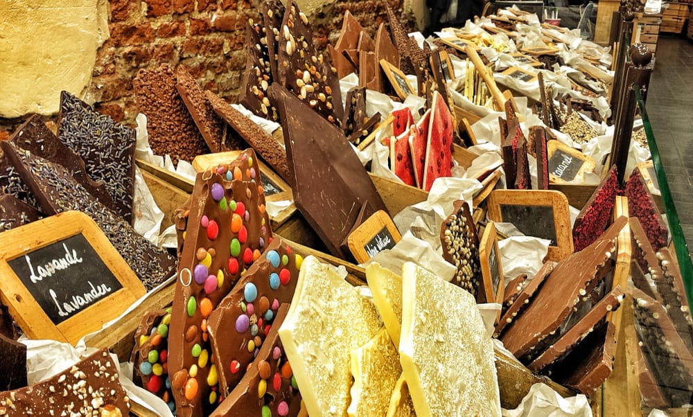 Et udvalg af diverse belgiske chokolader i en butik i Bruxelles.