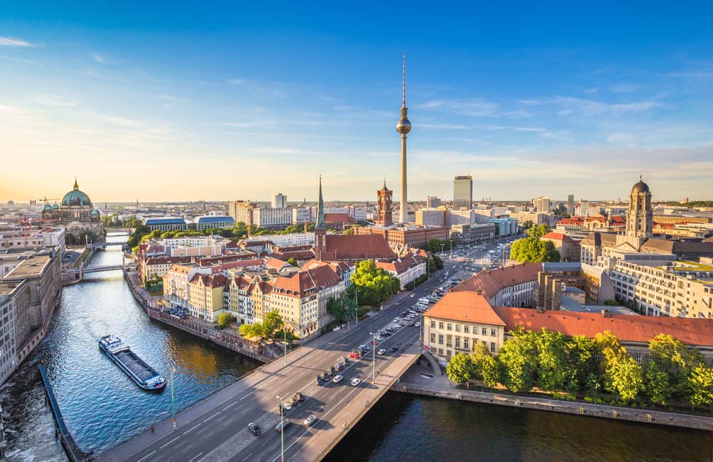View over Berlins skyline med Fjernsynstårnet i baggrunden