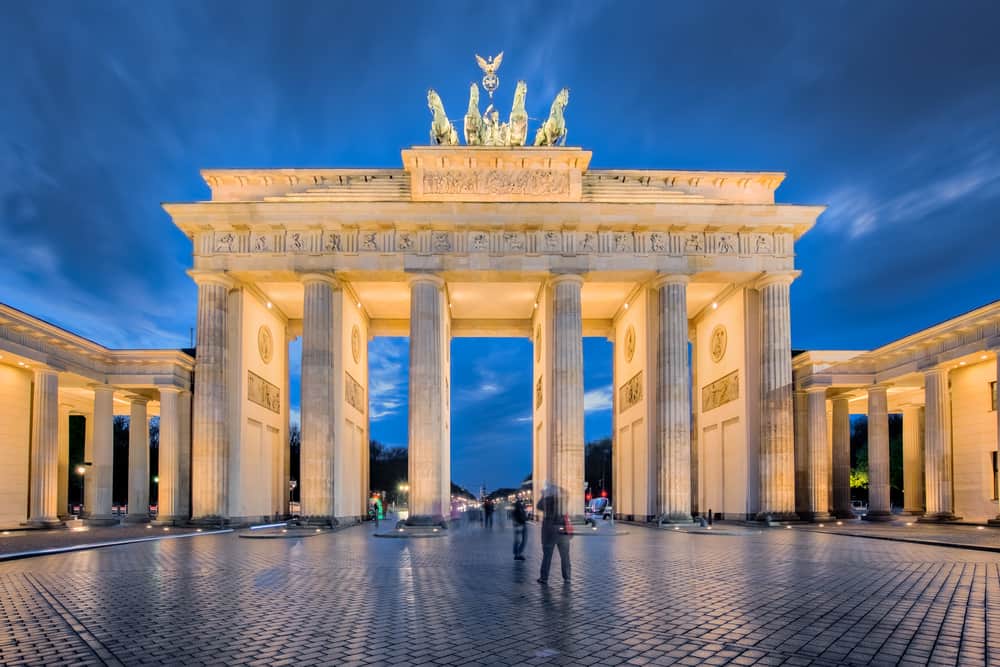Brandenburger Tor i skumringen med få turister