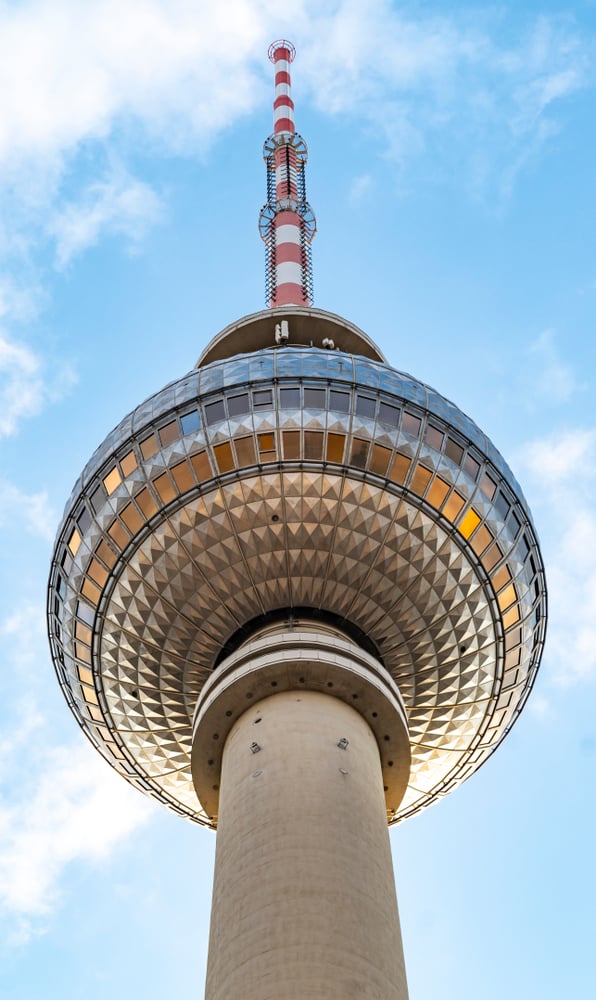Fjernsynstårnet i Berlin set nedefra