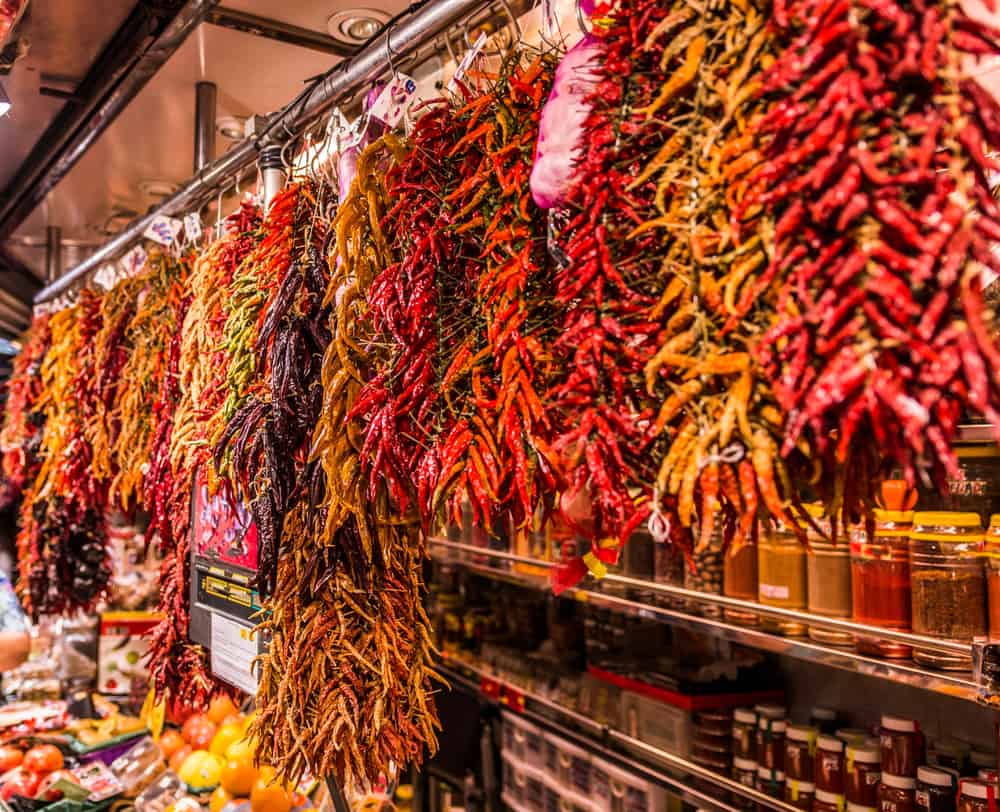 Bod med stort udvalg af chilier i La Boqueria.