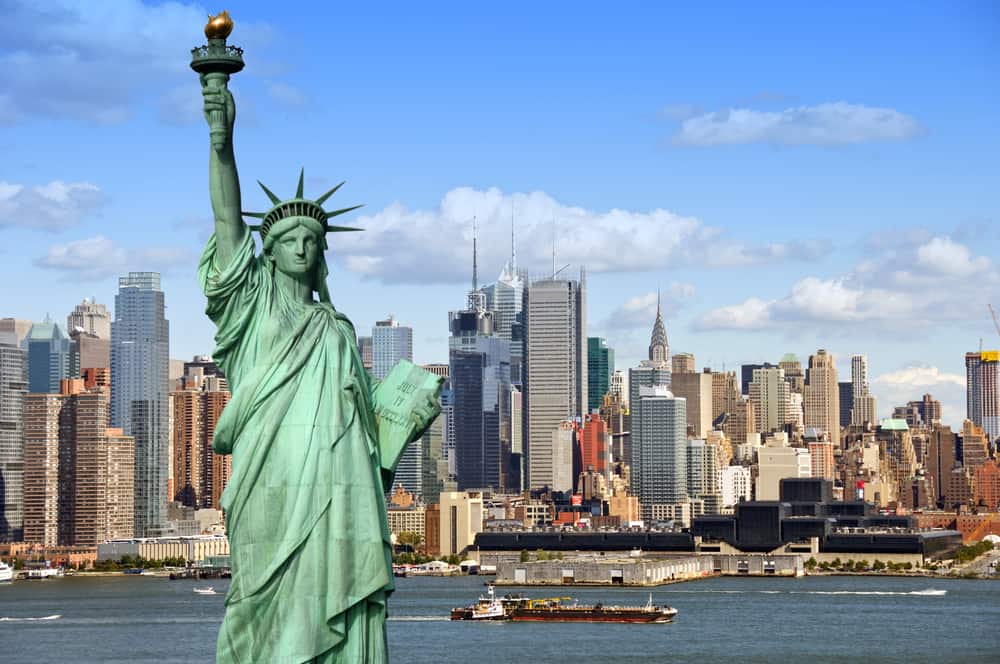 Frihedsgudinden i New York med Manhattan skyline i baggrunden.
