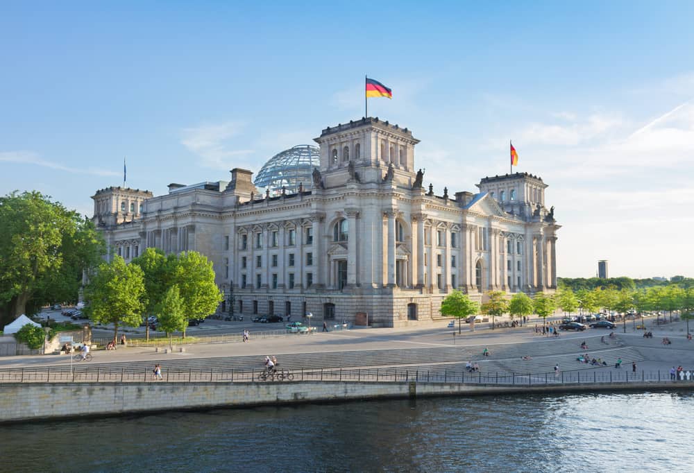 Rigsdagsbygningen i Berlin med Spree floden i forgrunden