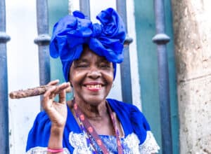 Kvinde der ryger cigar - Cuba