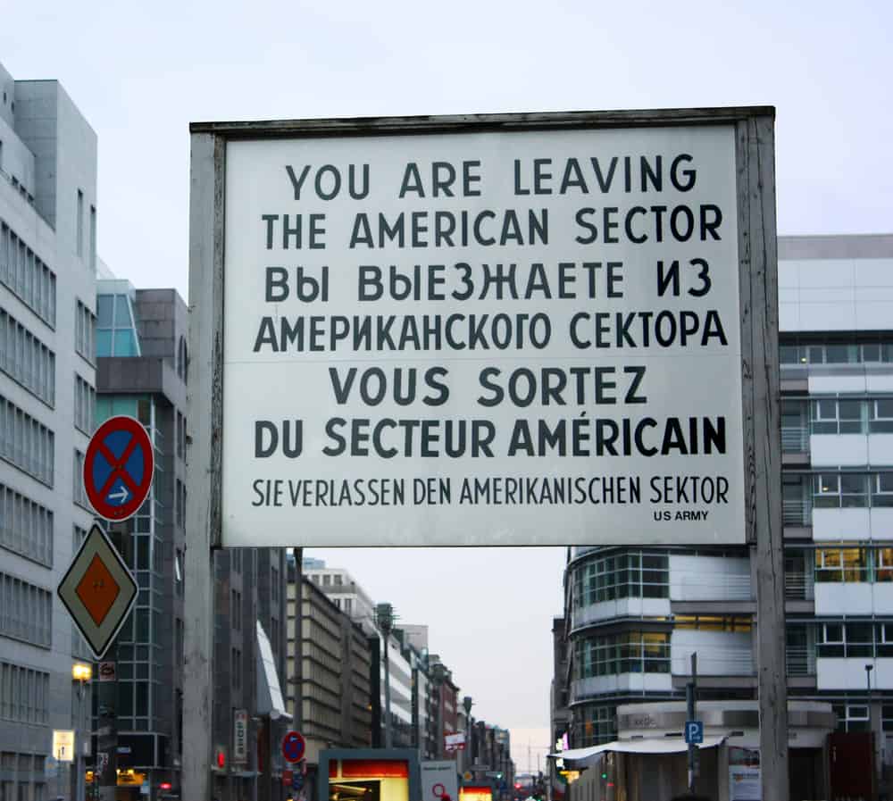 Skilt ved Checkpoint Charlie