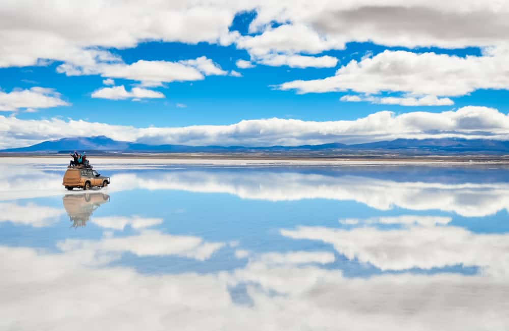 Saltørkenen Salar de Uyuni i Bolivia med spejlblank overflade
