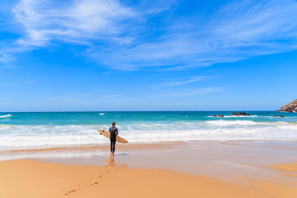 Surfer på strand i Potugal
