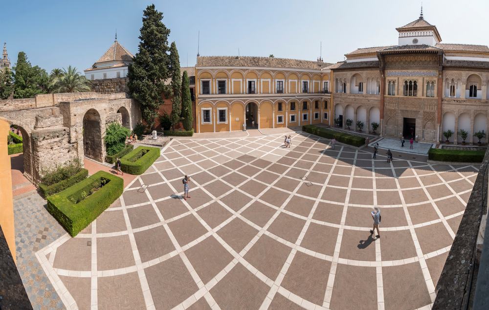 Panorama view af pladsen foran Royal Alcázar i Sevilla i Spanien.